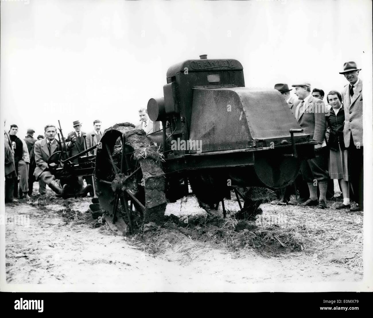 Ottobre 10, 1956 - British Campionato di aratura; 138 concorrenti provenienti da 34 contee dell'Inghilterra, del Galles e della Scozia hanno partecipato oggi il British Campionato di aratura a Shillingford, Oxfordshire. La foto mostra una delle caratteristiche dei campionati di oggi - è stata una dimostrazione di veterano trattori costruiti nel 1919 Crawley British motor aratro, durante la dimostrazione. Foto Stock
