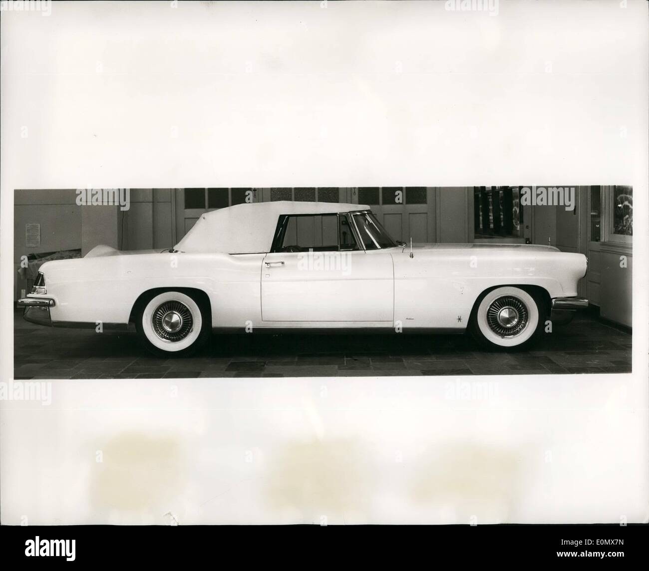 Ottobre 10, 1956 - La Continental Mark II Cabriolet convertibile, che sta facendo il suo debutto al Texas State Fair attualmente in corso a Dallas, è il risultato degli sforzi congiunti di trainare dei nomi più celebri nel settore automobilistico - il Lincoln Division di Ford Motor Company e la Derham Custom Body Company. È il primo vero convertibile continentale costruito dal momento della produzione del Lincoln serie continentale è stata sospesa nel marzo 1948 Foto Stock