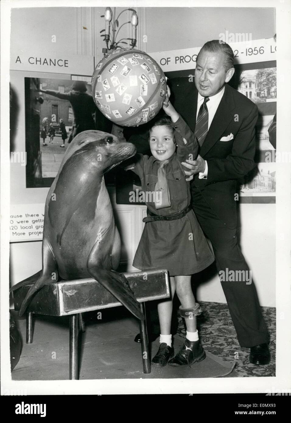 Ottobre 10, 1956 - La famiglia di Lione tenere premuto Parte per Spastics guarnizioni di tenuta di campo vendita; Ben Lyon - Bebe Daniels e i loro figli Barbara e Richard ha organizzato un party di caffè al Waldorf Hotel questa mattina in aiuto dell'Spastics Nazionale della Società. Bambini spastica sono stati intrattenuti da Colette e aquilegia alpina, esecuzione di guarnizioni - quando il dispositivo NSS Natale campagna di guarnizione è stato inaugurato. Mostra fotografica di otto anni che Jean Cantley di Ruislip - cerca equilibrio di una sfera su una delle guarnizioni con l assistenza di Ben Lyon - alla festa di oggi. Foto Stock