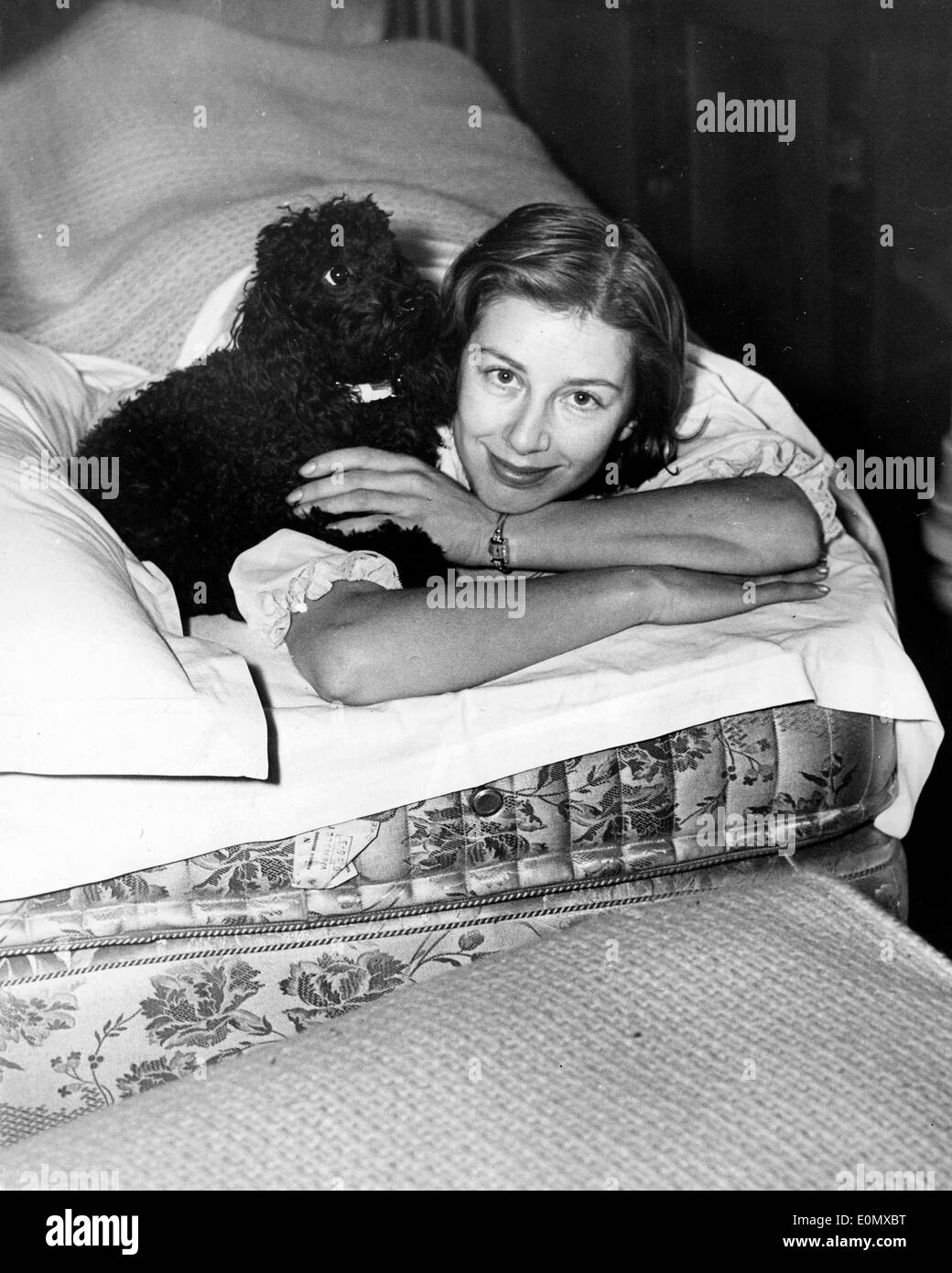 Il cantante Shirley Abicair in riposo a letto Foto Stock