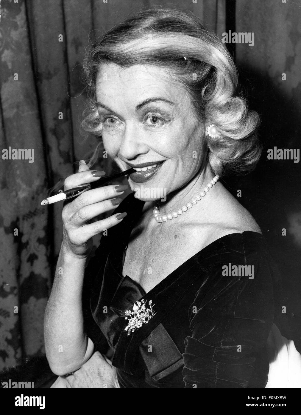 L'attrice Constance Bennett presso il Cafe de Paris di premere la reception Foto Stock
