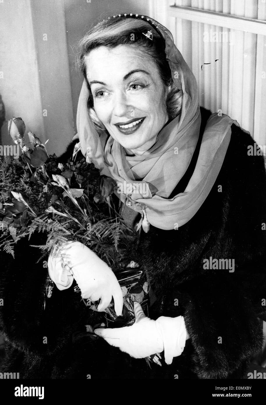 L'attrice Constance Bennett arriva a Londra per i suoi spettacoli di cabaret Foto Stock
