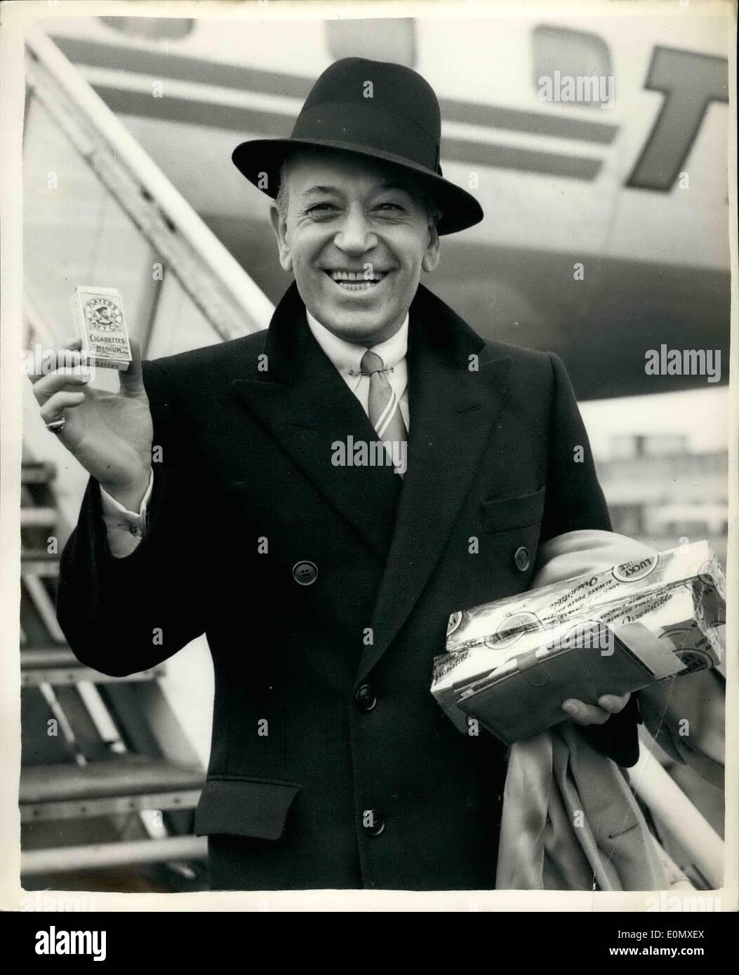Febbraio 02, 1957 - George Raft arriva a Londra: George Raft il divo americano - che ha fatto il suo nome per i suoi ruoli di gangster in film - arrivato all'Aeroporto di Londra di questa mattina. Egli è a comparire in ''mattina Call'' - un film per essere realizzate in questo paese. Mostra fotografica di George Raft - al suo arrivo in aeroporto di Londra di questa mattina. Foto Stock