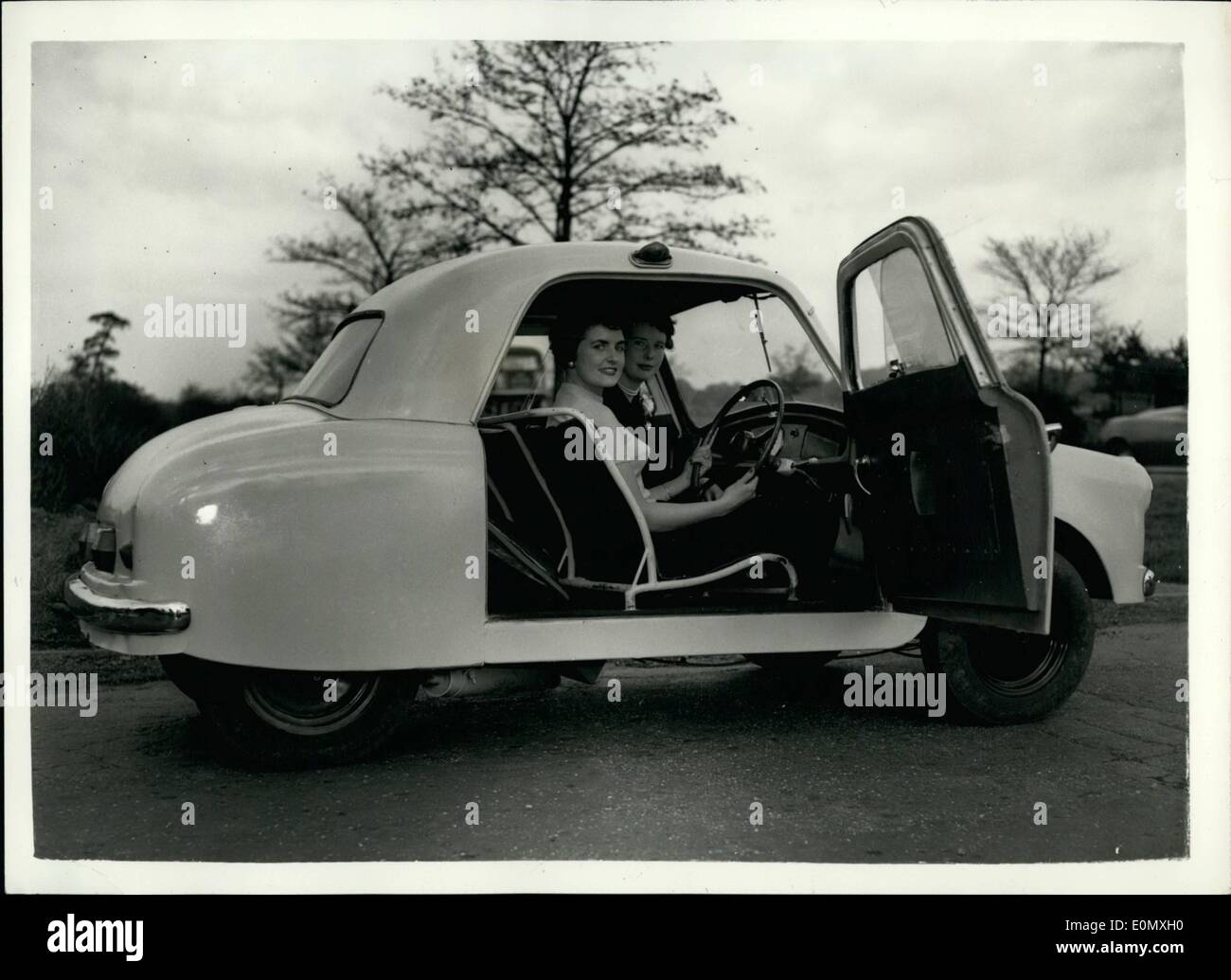 10 ottobre 1956 - Nuova auto leggera economica britannica. L'Unicar in mostra: L' Unicar - la nuovissima auto leggera britannica a quattro ruote - realizzata da S.E. OPPrman di Boreham Wood - è stato da vedere per la prima volta oggi. Il prezzo dell'auto è di 39... 10. o. tasse di acquisto incluse. È dotato di un corpo in fibra di vetro ed è dotato di sospensione indipendente. I produttori rivendicano una velocità massima di 60 m.p.h a 55 m.p,g. dai suoi 322 c.c. British un motore a due tempi bicilindrico raffreddato ad ariaani. L'auto può ospitare due adulti e due bambini con cabina, con una distanza di circa 1,6 metri 6 poll. lungo e 4 ft. larghezza 8 poll Foto Stock