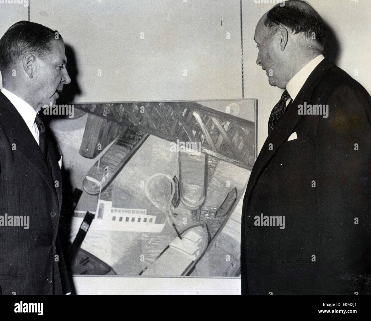 Oct 16, 1956 - Bonn, Germania - Sir Frederick MILLAR (R) con l'ambasciatore FRANTS HVASS guardare una delle opere d'arte dal diplomatico Roger Rhinebridge. Foto Stock