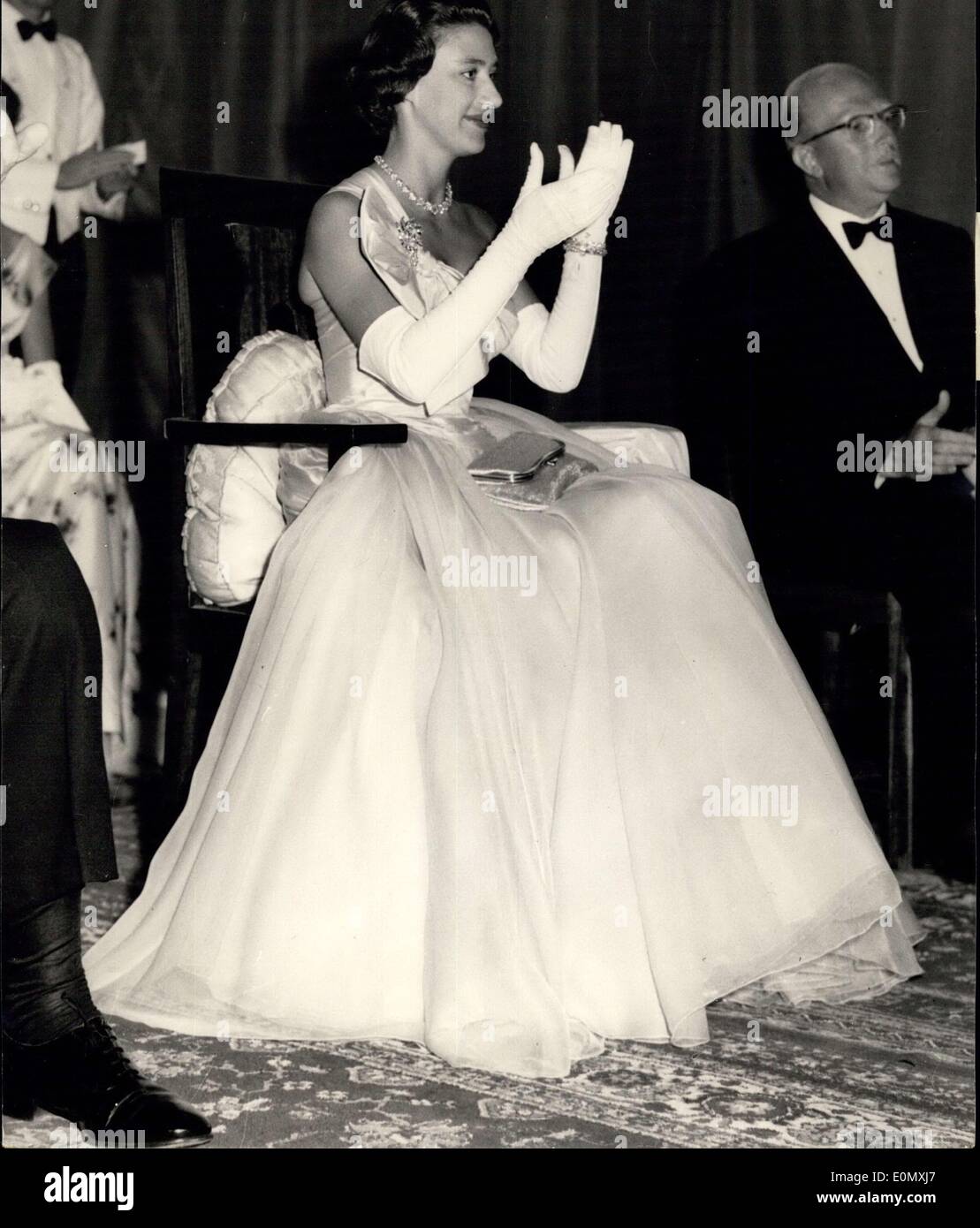 Ottobre 19, 1956 - La Principessa's Tour: foto ricevute da aria oggi mostrano la principessa Margaret applaudire una performance b i bambini della scuola europea a Arusha durante il suo ultimo giorno in Tanganica ieri. Foto Stock