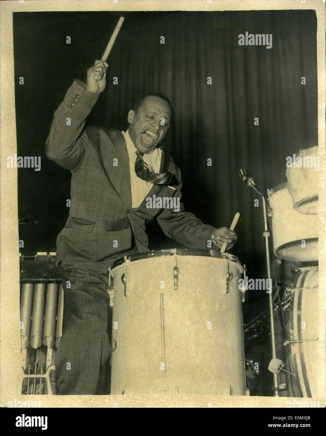 Ottobre 21, 1956 - America's Rock'n' Roll re dà la sua prima performance all'Imperatrice Hall. America's Rock'n' Roll king, Lionel Hampton che è arrivato in Gran Bretagna con la sua band per iniziare una settimana di tour, si è aperto con la sua prima performance all'Imperatrice Hall, Earls Court. La foto mostra: Lionel Hampton in azione come suona la batteria durante la sua prestazione. Foto Stock