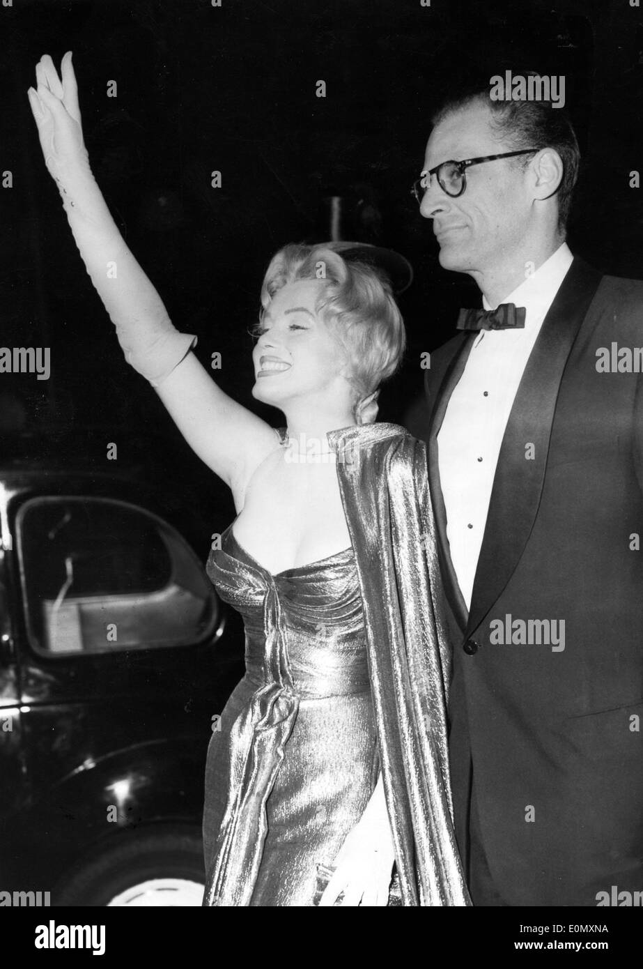 Marilyn Monroe che arrivano al Teatro Impero con il marito Arthur Miller Foto Stock