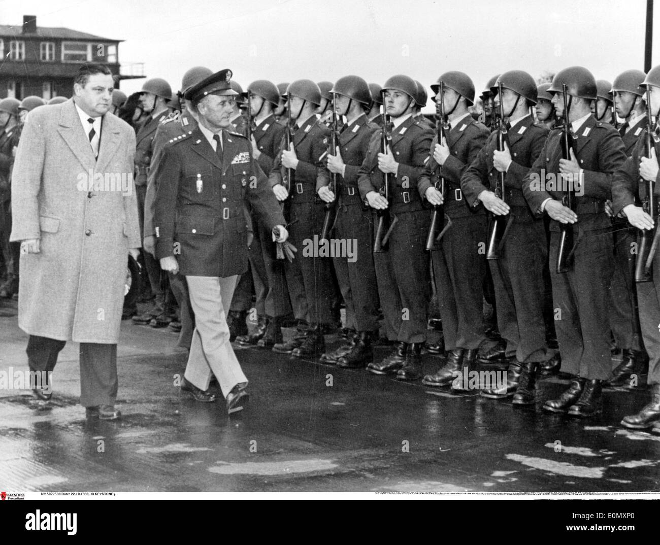Franz Josef Strauss e Alfred Gruenther ispezionare le truppe Foto Stock