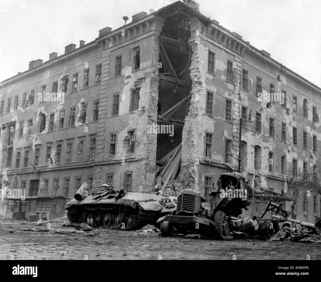 Distrutto serbatoio sovietica durante la rivoluzione ungherese Foto Stock
