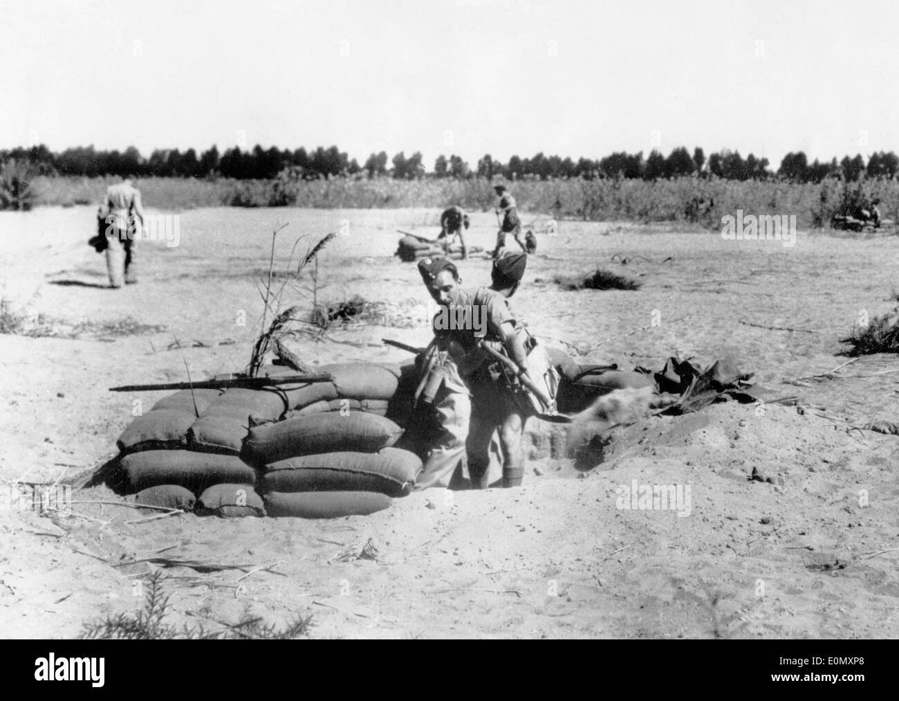 Soldato britannico nascondere in battaglia durante la crisi di Suez Foto Stock