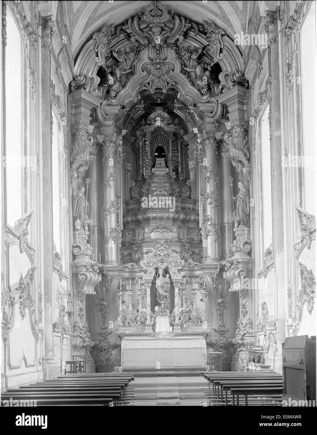L'Igreja do Mosteiro de Pombeiro de Ribavizela a Felgueiras, Portogallo, è conosciuta per la sua architettura storica e gli elementi artistici, tra cui una scultura della Madonna. La chiesa fa parte del complesso monastico, con una significativa importanza culturale e religiosa nella regione. Foto Stock