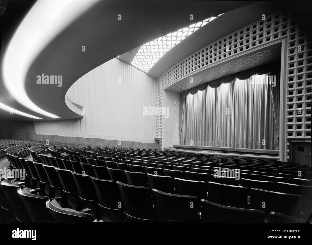 Il cinema São Jorge di Lisbona, costruito negli anni '1950, è noto per la sua architettura classica moderna della metà del secolo. Il cinema presenta interni spaziosi con comodi posti a sedere, un grande schermo di proiezione e una ricca storia culturale come sede di proiezioni ed eventi cinematografici. Foto Stock