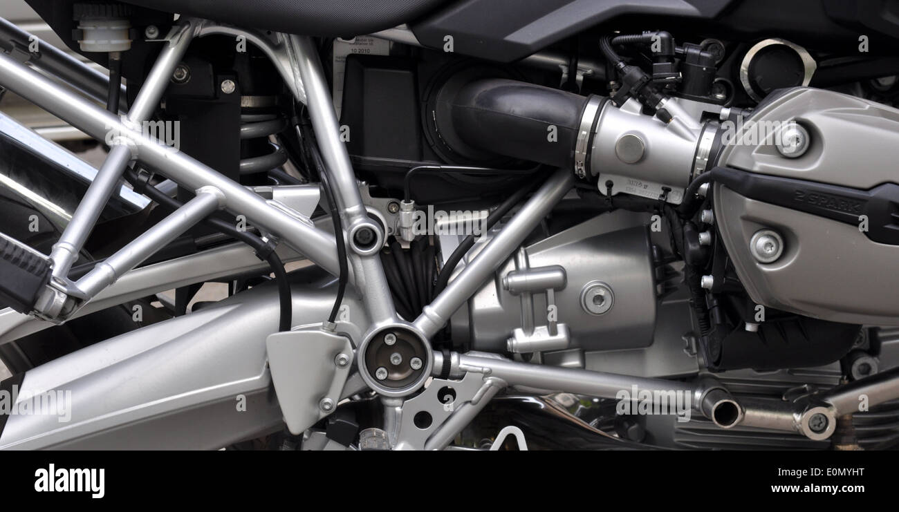 Chrome il motore di una motocicletta. Dettaglio della testa del cilindro. Foto Stock