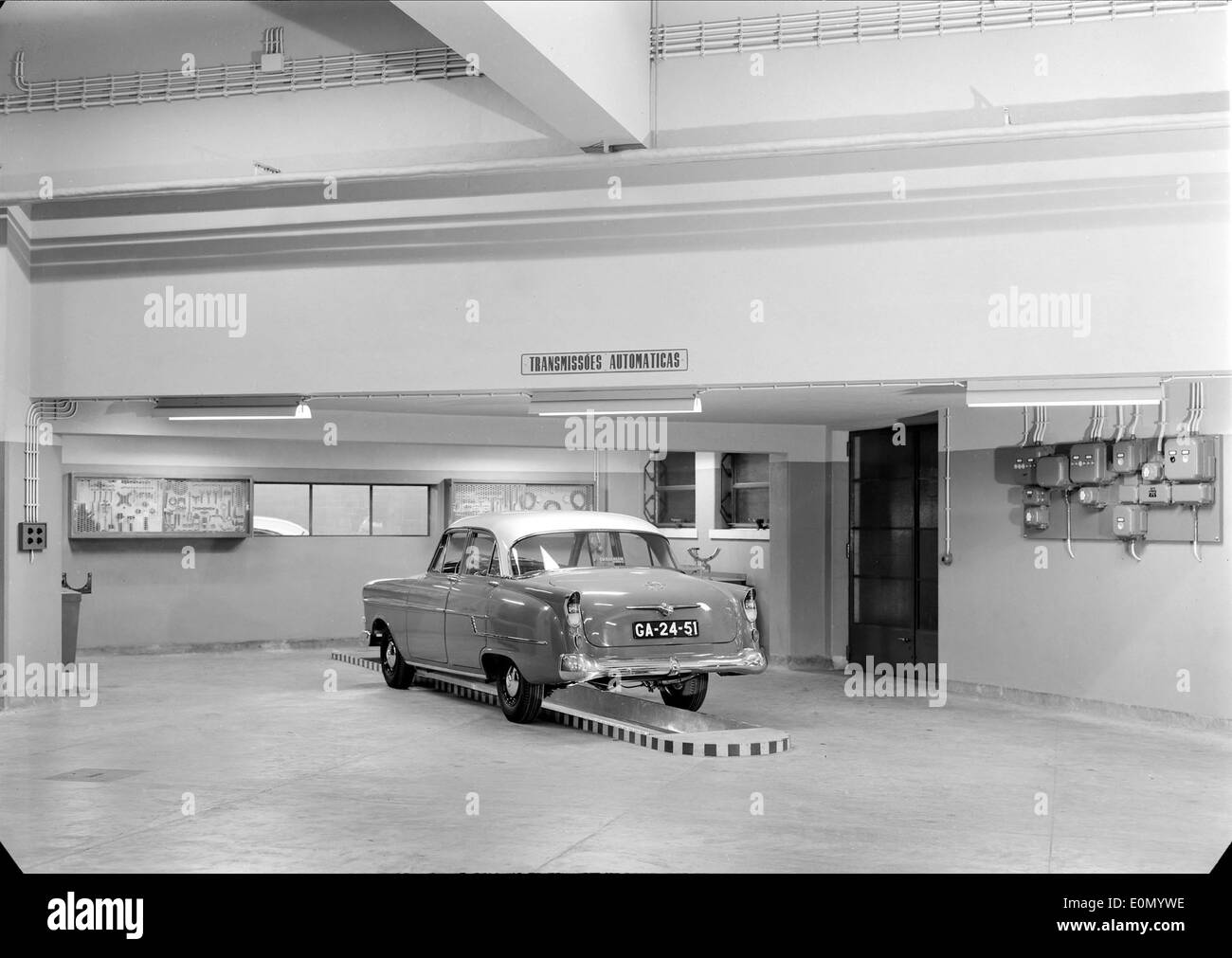 Garagem Sorel a Lisbona, Portogallo, è un edificio storico precedentemente utilizzato come garage e servizio automobilistico. Si erge come un notevole esempio di architettura industriale dei primi anni del XX secolo in città. Foto Stock