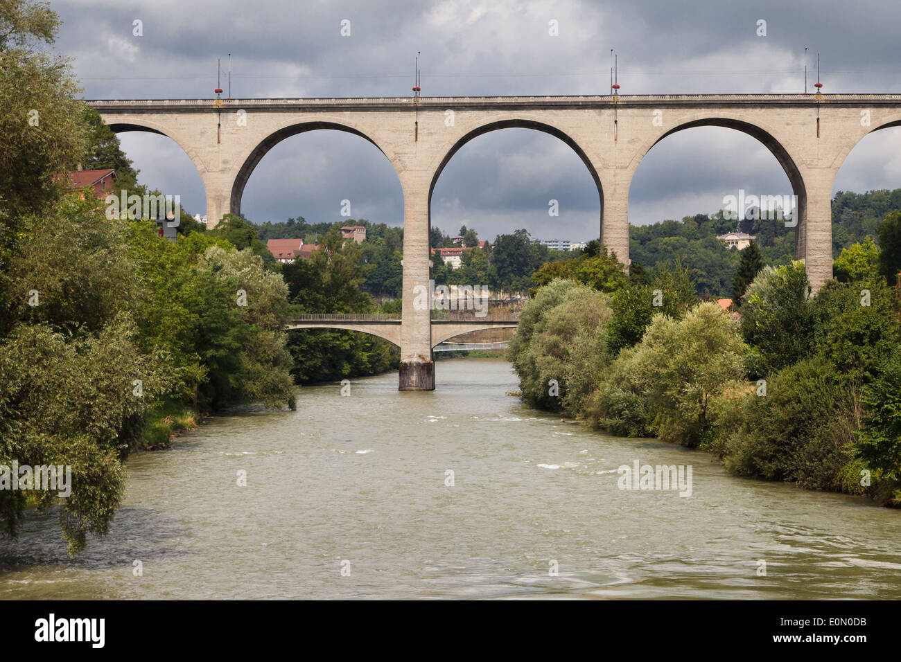 Zaehringen ponte che attraversa il fiume Sarine a Friburgo, in Svizzera. Foto Stock