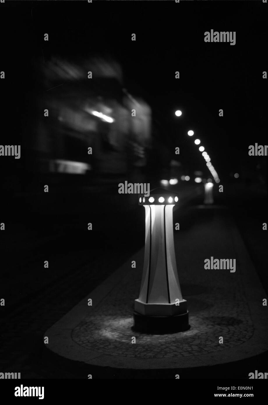 Avenida Almirante Reis a Lisbona è una strada importante conosciuta per il suo design urbano e il ruolo nel sistema di trasporto della città. Si tratta di una strada importante che collega aree chiave di Lisbona. Foto Stock