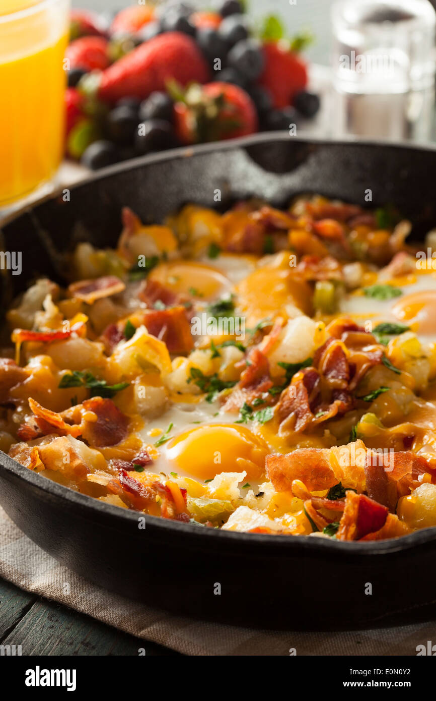 In casa una sostanziosa colazione la padella con le uova di patate e pancetta Foto Stock