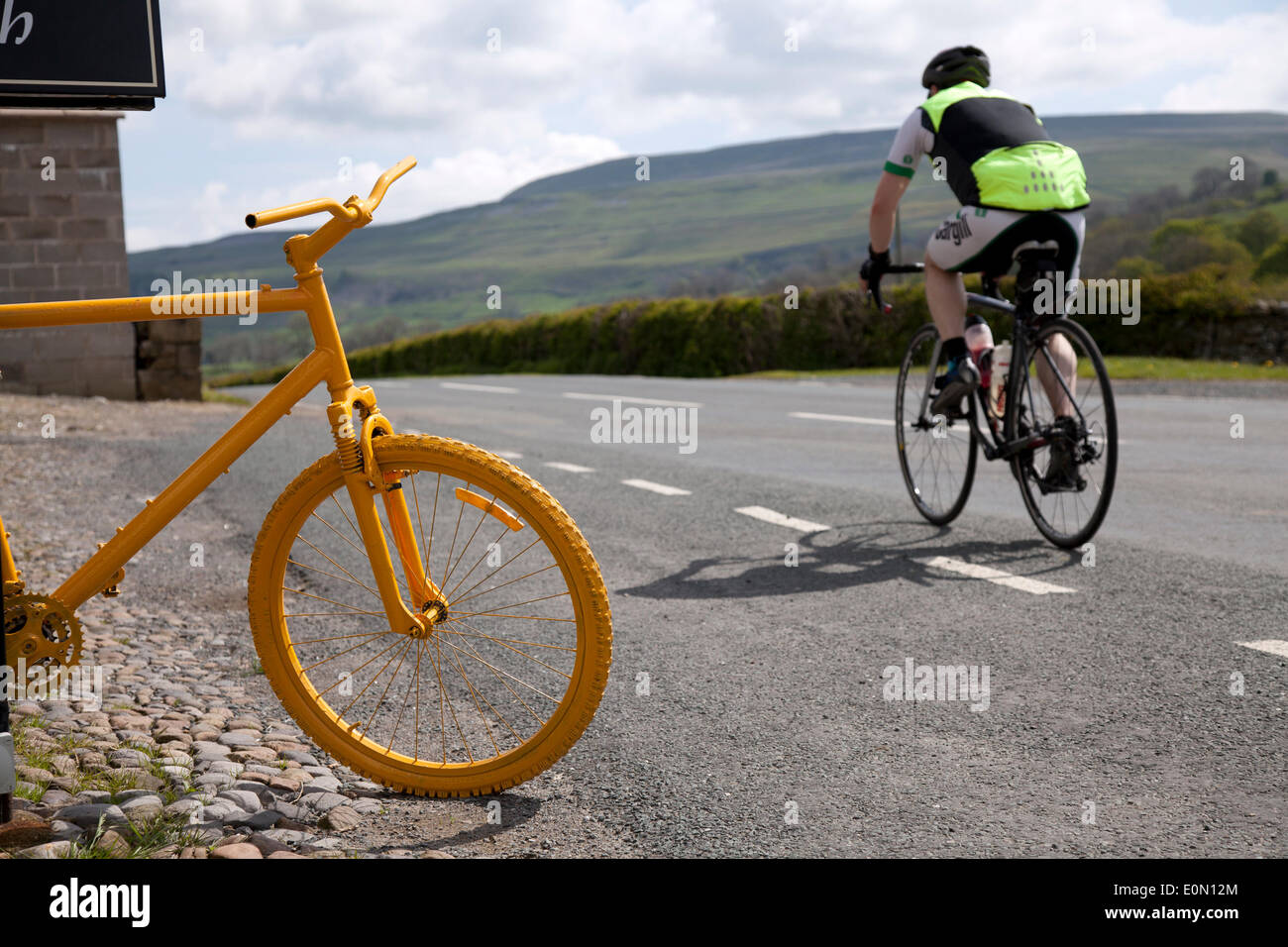 Di West Burton, Yorkshire Dales, UK. 16 Maggio, 2014. Le biciclette e i banner di come le aziende hanno una marcia in più per la più grande corsa ciclistica - il Tour de France - che avrà inizio nella contea del 5 e 6 luglio 2014 portando a milioni di appassionati di Yorkshire strada a fare il tifo per i campioni dello sport. Sarà la prima volta che Le Tour ha visitato il nord dell'Inghilterra. Sarà una festa e uno spettacolo per gli appassionati e i preparativi in corso per dare le squadre e gli organizzatori della gara un Grand Départ da ricordare. Credito: Mar fotografico/Alamy Live News Foto Stock