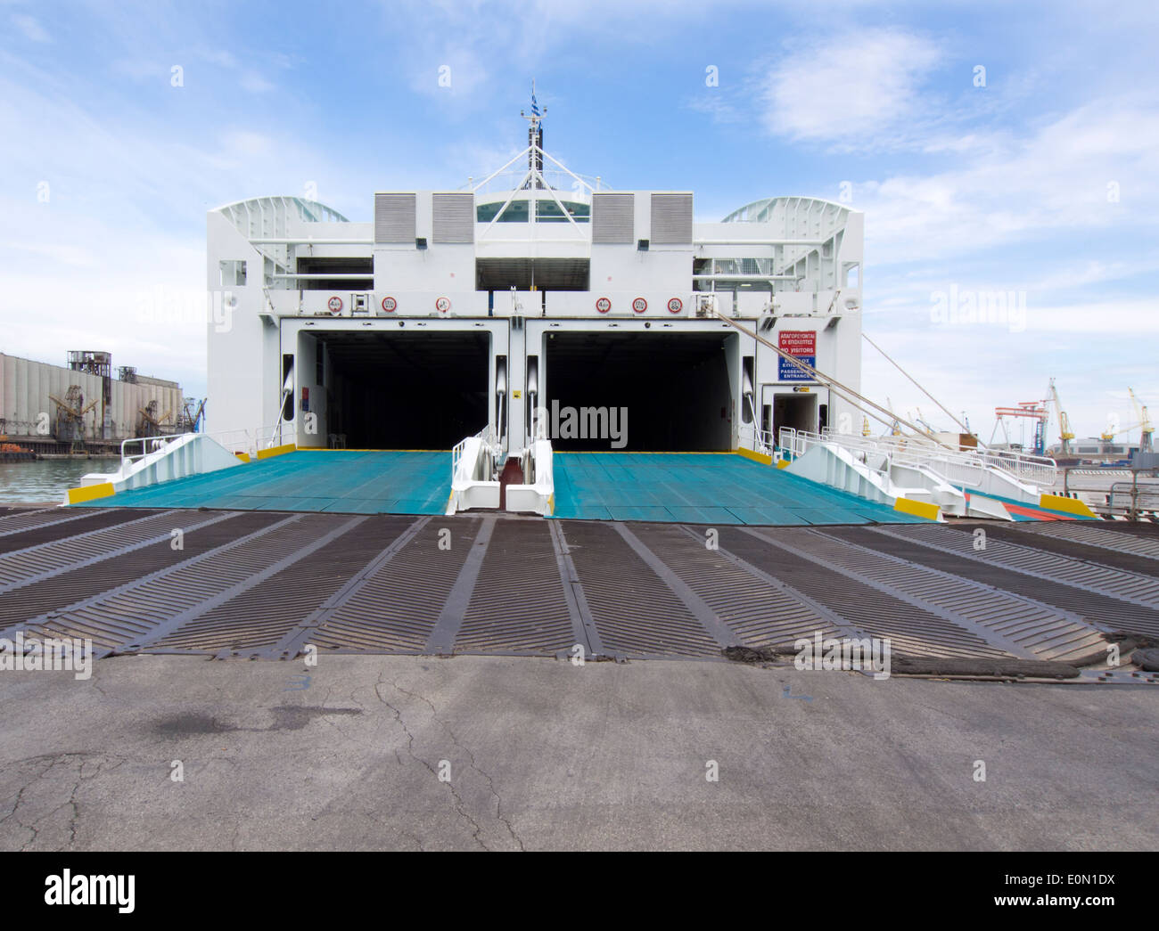 Traghetto pronto per i veicoli di carico e passeggeri Foto Stock