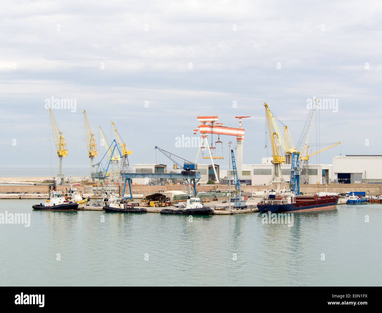 Piccola nave da carico in fase di scaricamento Foto Stock