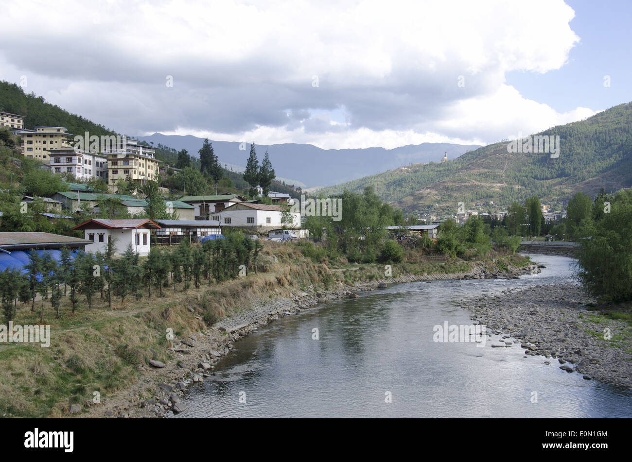 Bellissima vista di Thimphu città sulle rive di Thimphu Chuu River, Thimphu Bhutan Foto Stock