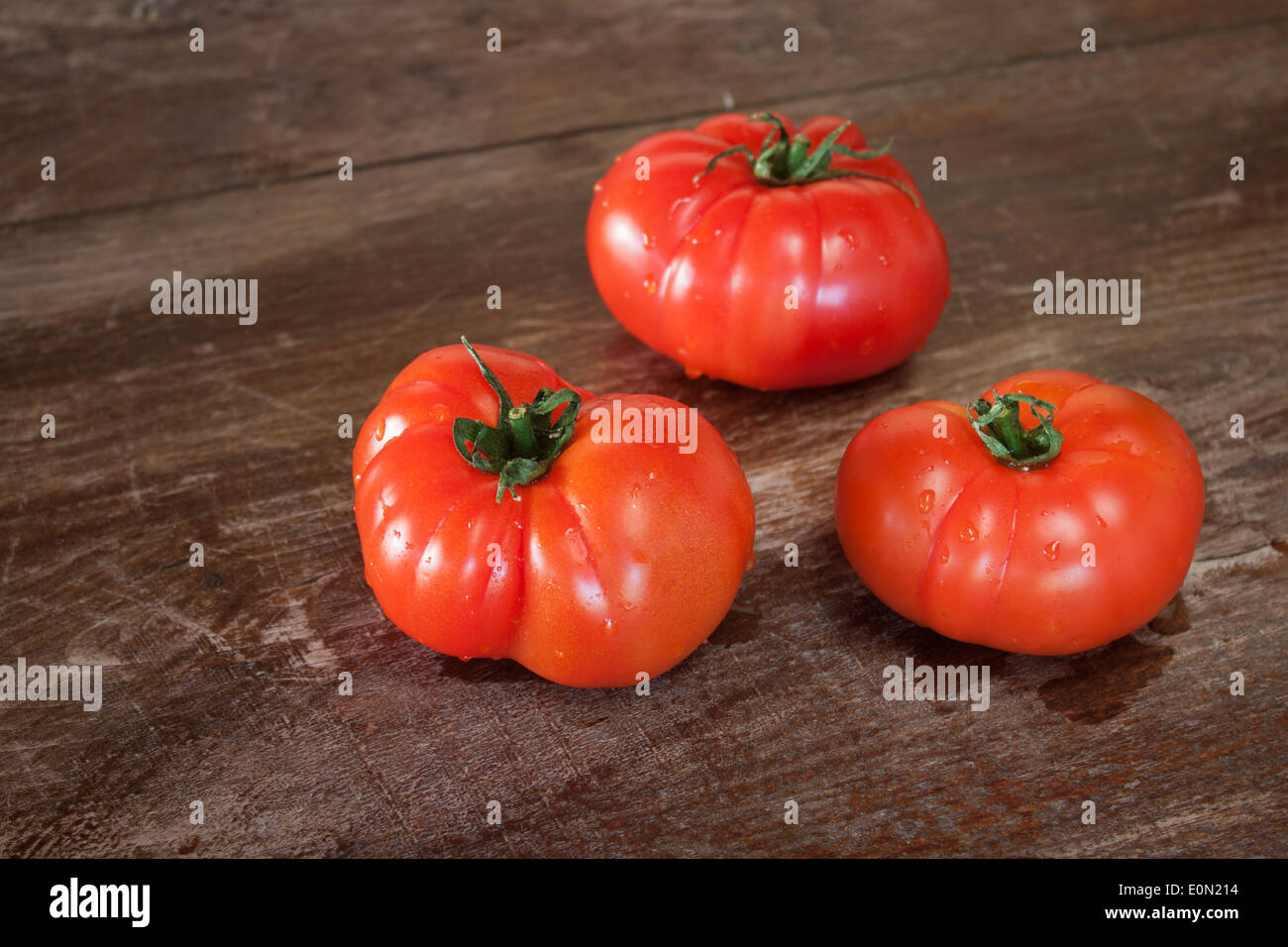 Il pomodoro in legno tabella closeup Foto Stock