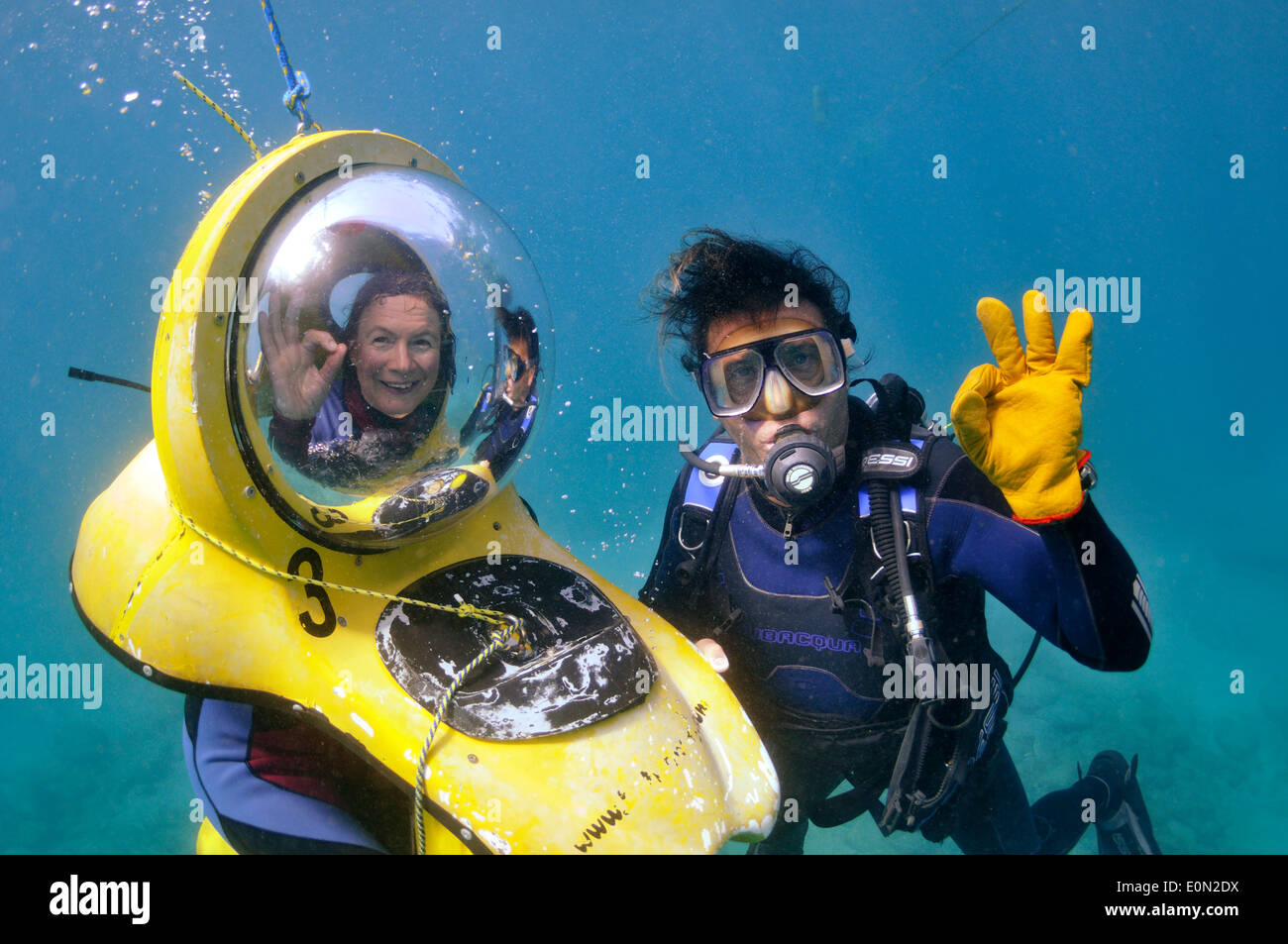 BOB 'l'osservazione di respirazione Bubble' scooter subacqueo subacquei con scuba diver entrambi dando OK segno, Tenerife Foto Stock
