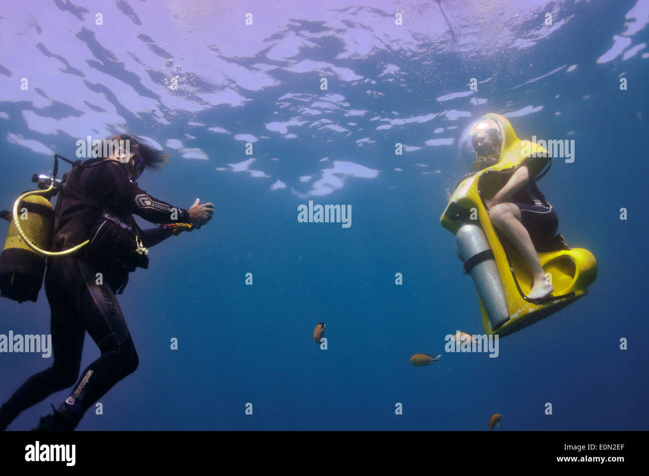 BOB 'l'osservazione di respirazione Bubble' scooter subacqueo subacquei con scuba diver, Tenerife Foto Stock