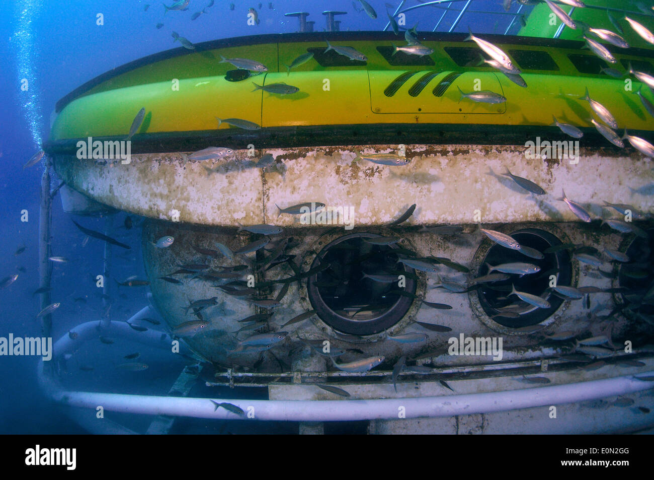 Sottomarino Giallo subacquei con oblò per i turisti a guardare i pesci, Tenerife Foto Stock