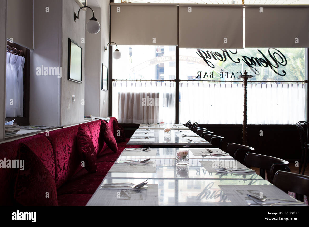 Pomeriggio Vista del vuoto cafe con tabelle di colore bianco e rosso nelle cabine di velluto. Foto Stock