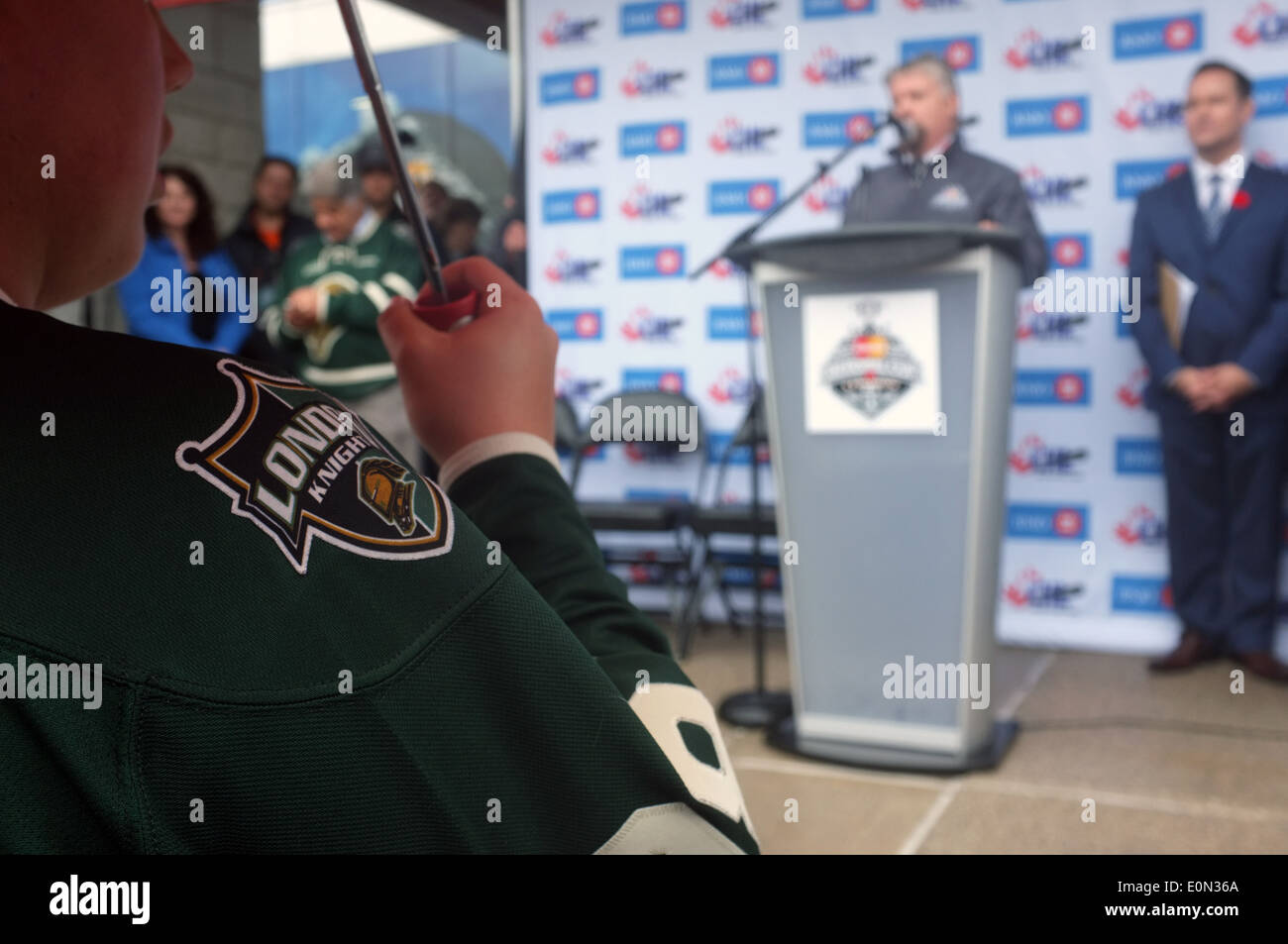 A Londra Cavalieri fan di hockey dei cavalletti sotto un ombrello all'inizio dell'annuale Memorial Cup ospitato da Londra Ontario. Foto Stock