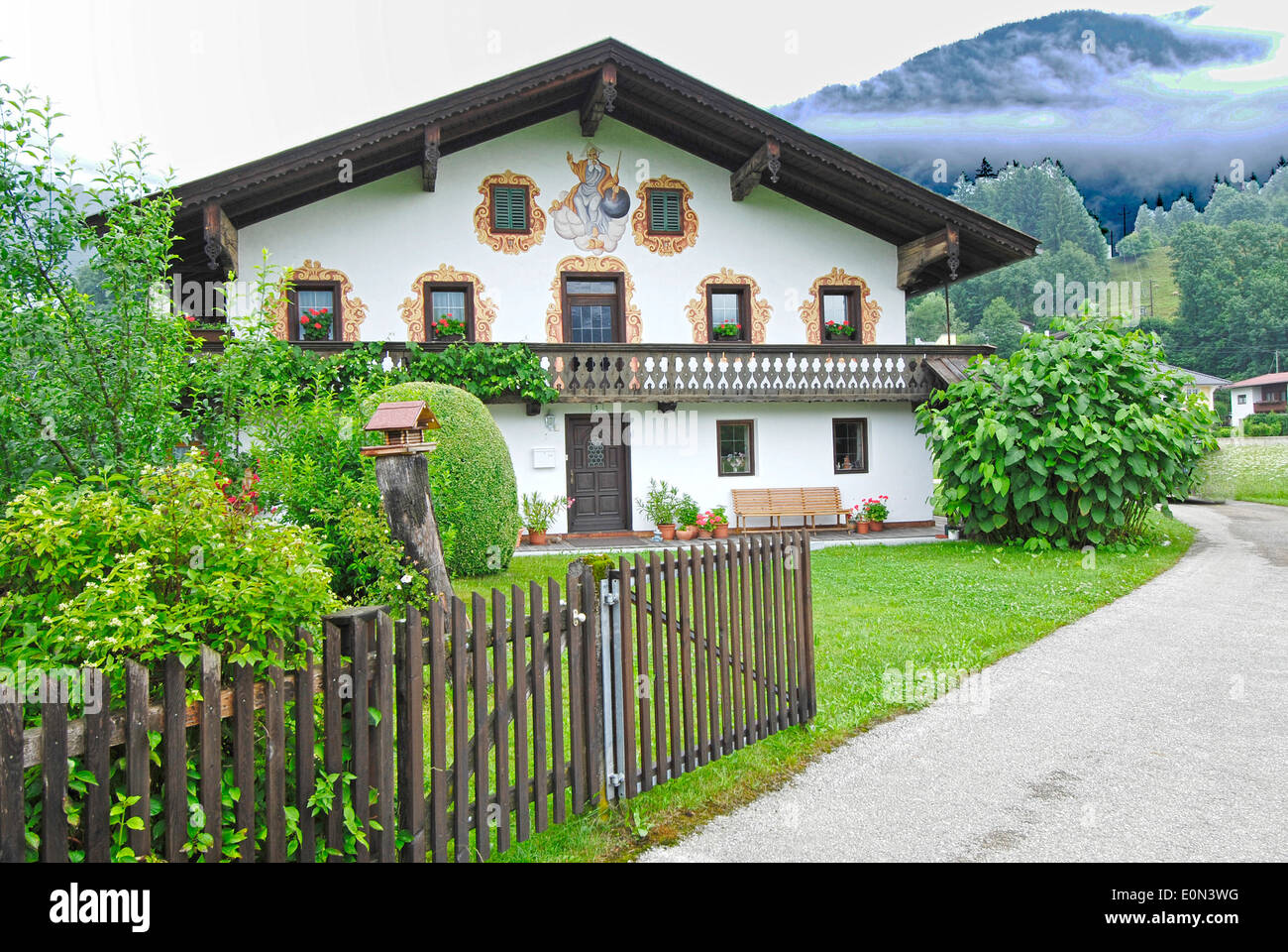 Haus,Dorf,Casa,Cottage,Lüftelmalerei,Lüfte, pittura windows,Alpi,Hills,Alpen, Foto Stock