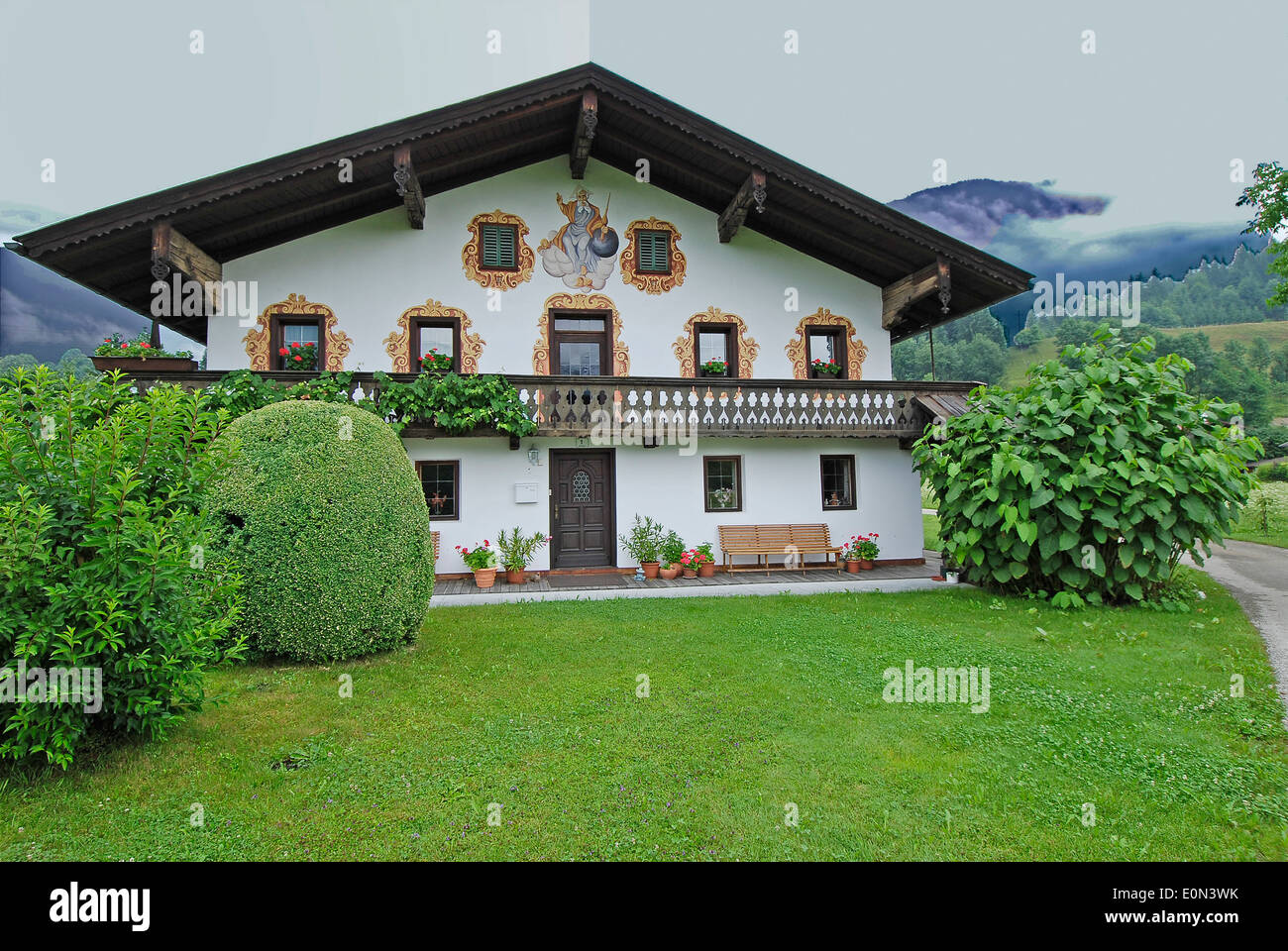 Haus,Dorf,Casa,Cottage,Lüftelmalerei,Lüfte, pittura windows,Alpi,Hills,Alpen, Foto Stock