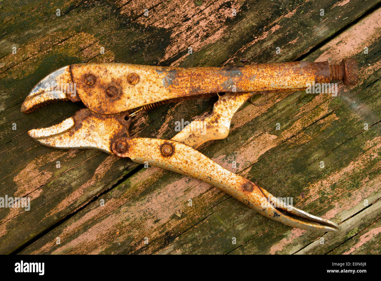 Rusty visegrip tagliere in legno. Foto Stock