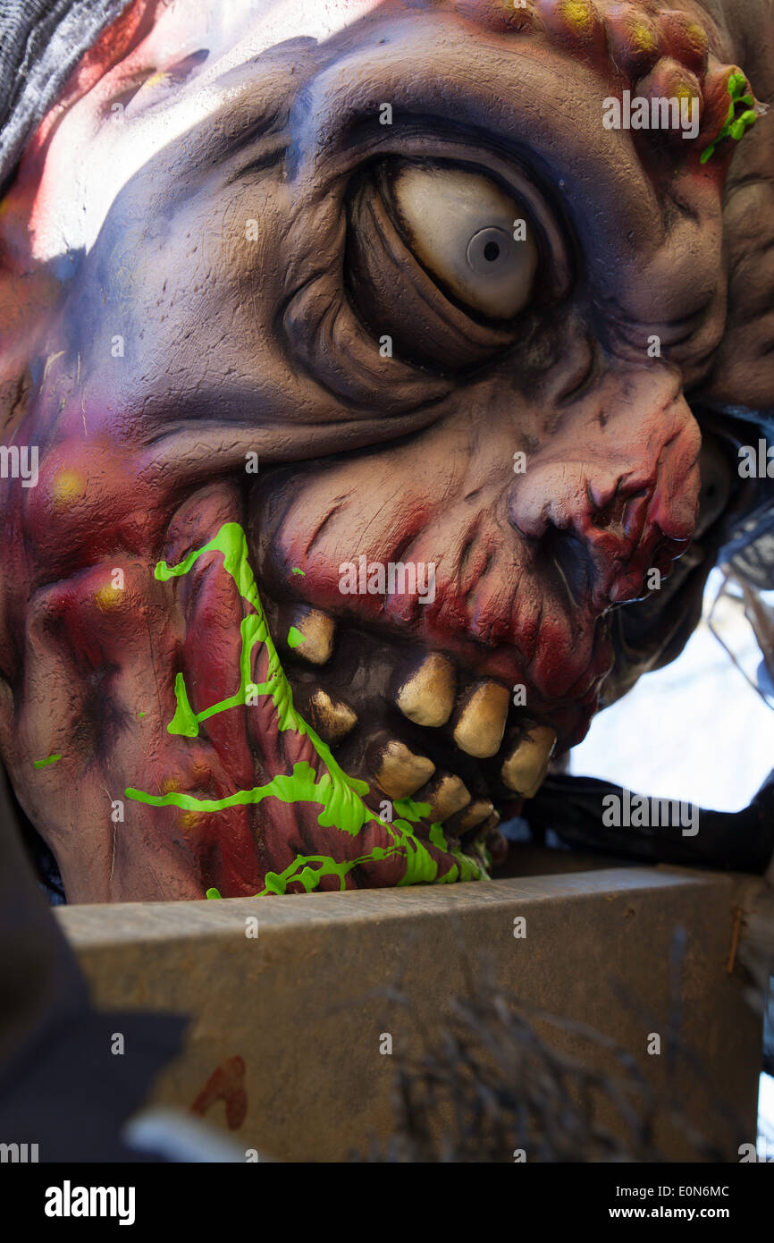 Ghoulish monster maschera è usata come decorazioni di Halloween. Foto Stock