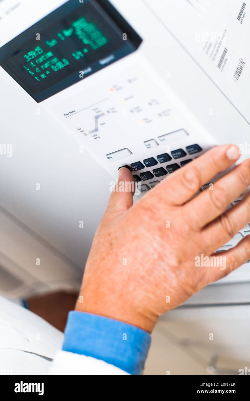 Maschio senior researcher di effettuare attività di ricerca scientifica in un laboratorio (SHALLOW DOF; dai toni di colore immagine) Foto Stock