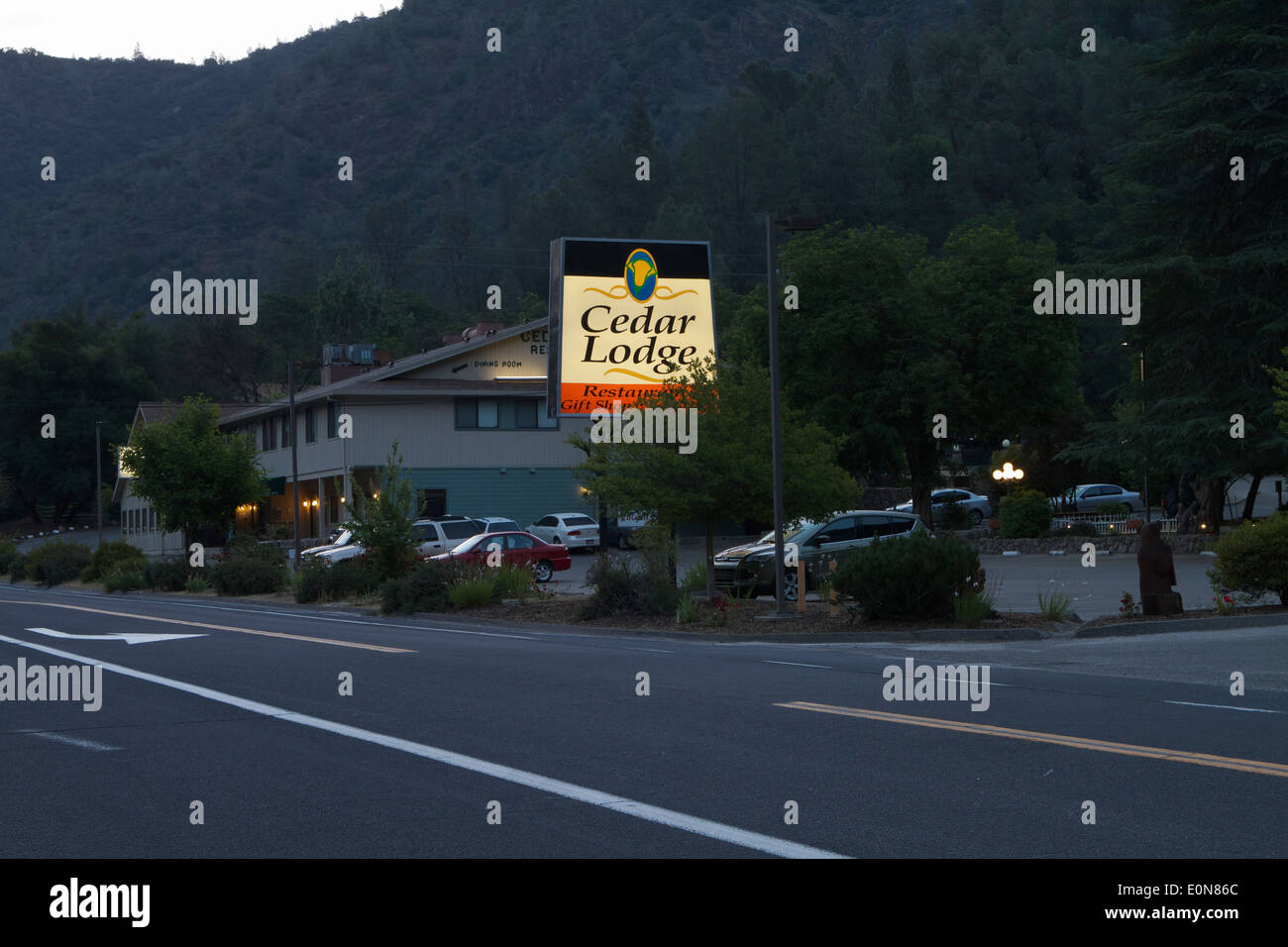 Il Cedar Lodge Motel in El Portal, California. Sulla strada principale CA-140 a Yosemite Foto Stock