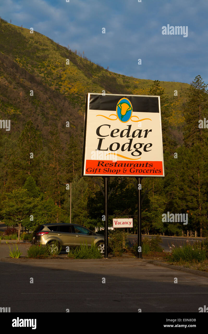 Il Cedar Lodge Motel in El Portal, California. Sulla strada principale CA-140 a Yosemite Foto Stock