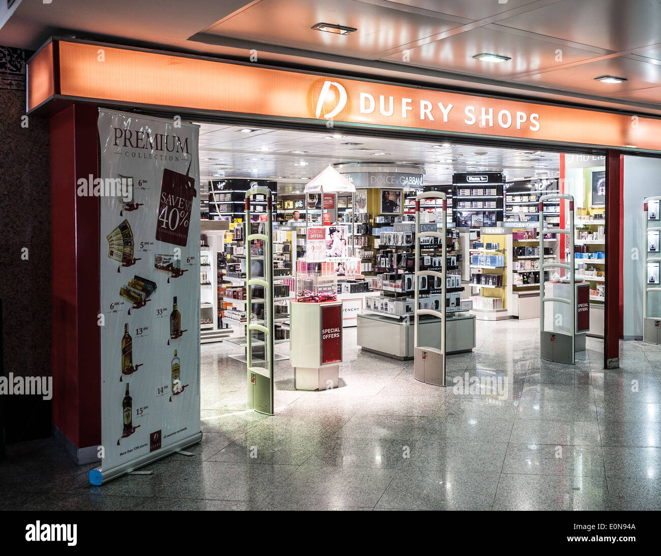 Ingresso al Du Fry duty free shop dell'aeroporto di Marrakech in Marocco. Profumo, toileteries, sigarette e make-up sono sul display Foto Stock