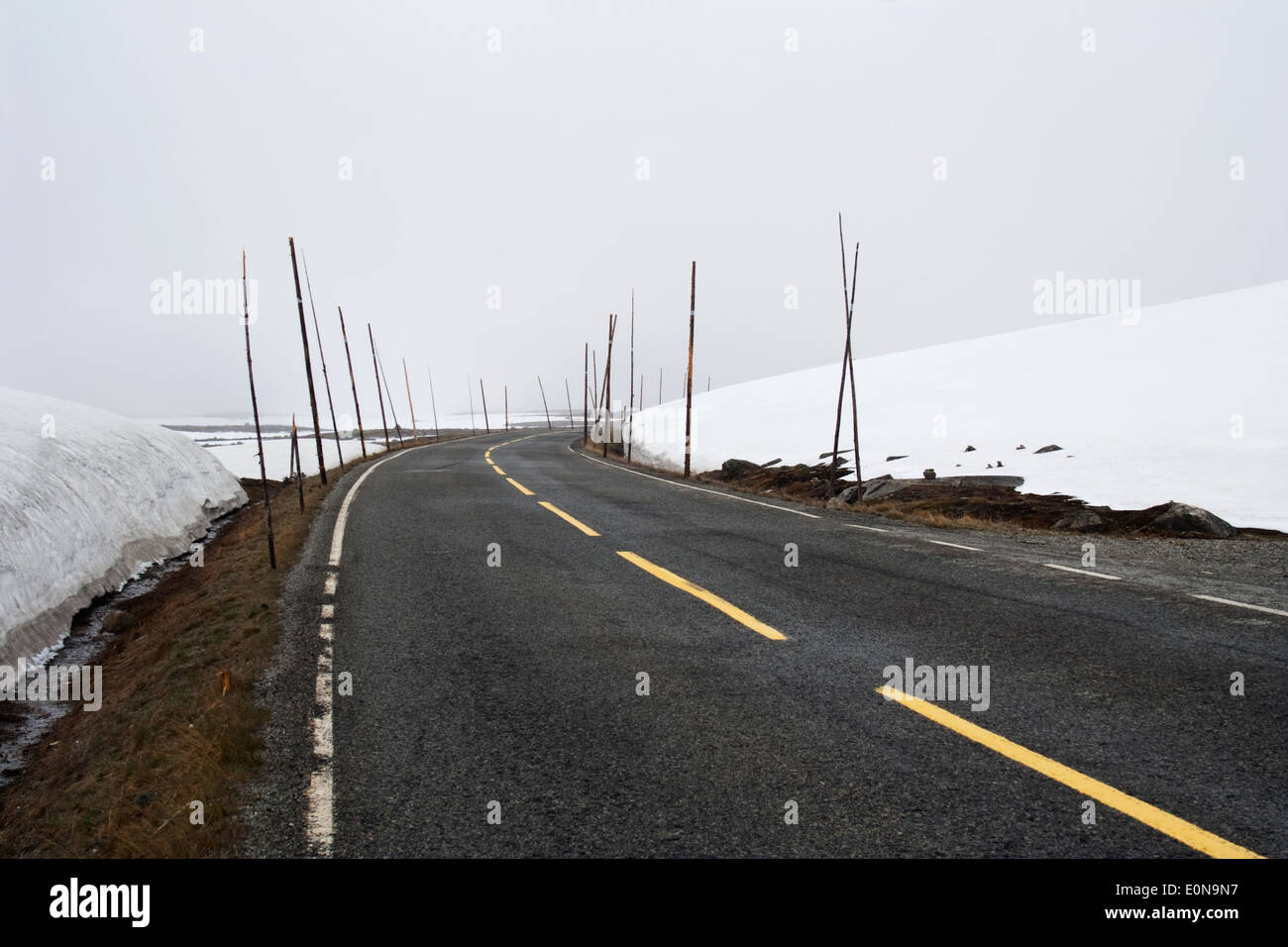 Vista di una autostrada in Lapponia Norvegia in estate 2008 Foto Stock