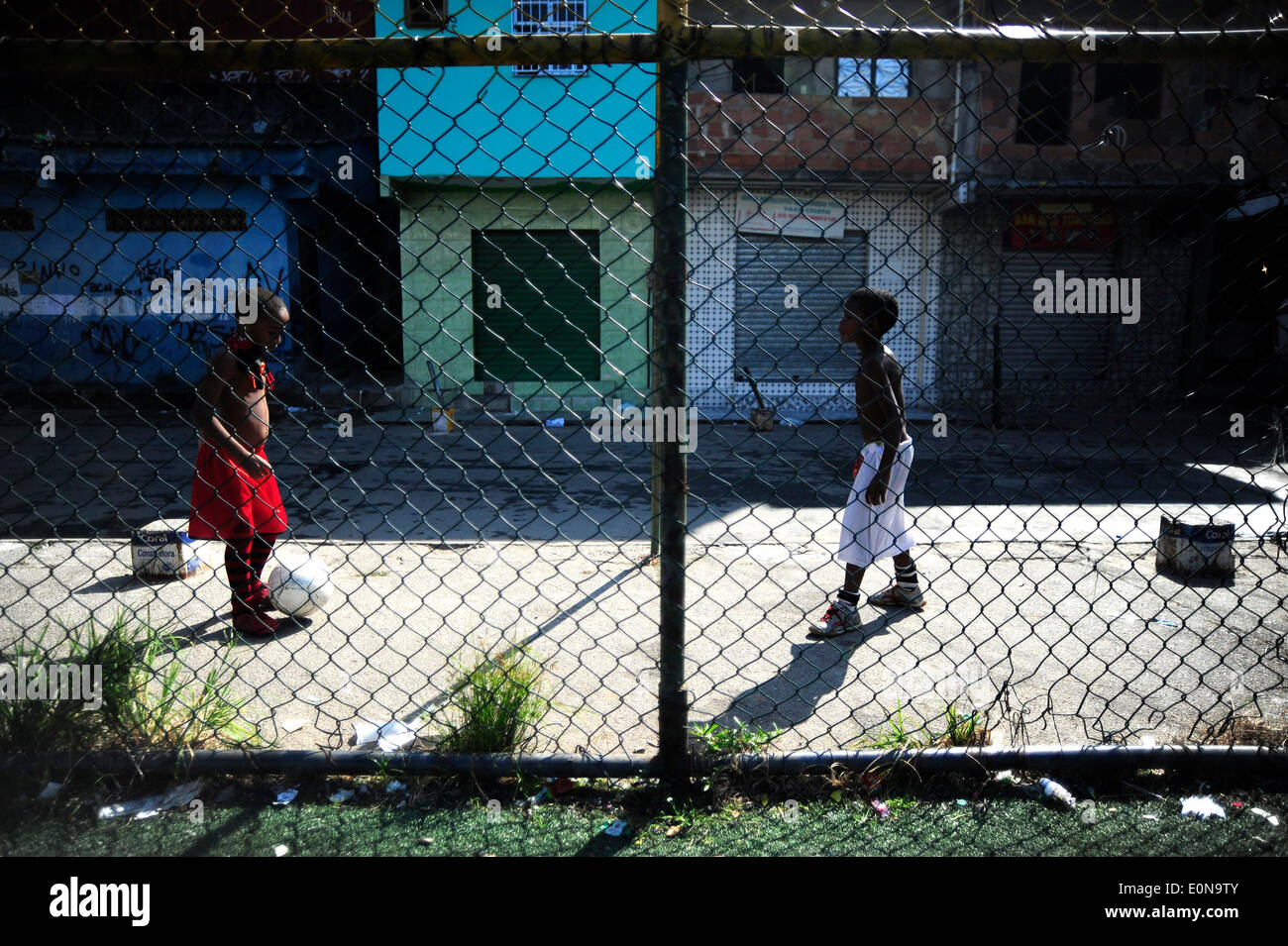 RIO DE JANEIRO, Brasile - 16 Maggio: i bambini che giocano a calcio in New Holland complesso di baraccopoli Mare Zona Nord della città. baraccopoli in Brasile, la maggior parte spesso in aree urbane. Il primo favelas o "lum' apparve nel tardo XIX secolo e sono state costruite dai soldati che non avevano nulla a vivere. Alcuni dei primi insediamenti furono chiamati bairros africanos (quartieri africani). Questo era il luogo in cui ex schiavi con n. di proprietà fondiaria e nessuna opzione per il lavoro vissuto. Nel corso degli anni molti ex schiavi neri spostato in. Foto di Fabio Teixeira / Pacific Stampa) Foto Stock