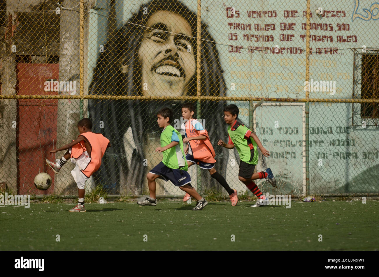 RIO DE JANEIRO, Brasile - 16 Maggio: i bambini che giocano a calcio in New Holland complesso di baraccopoli Mare Zona Nord della città. baraccopoli in Brasile, la maggior parte spesso in aree urbane. Il primo favelas o "lum' apparve nel tardo XIX secolo e sono state costruite dai soldati che non avevano nulla a vivere. Alcuni dei primi insediamenti furono chiamati bairros africanos (quartieri africani). Questo era il luogo in cui ex schiavi con n. di proprietà fondiaria e nessuna opzione per il lavoro vissuto. Nel corso degli anni molti ex schiavi neri spostato in. Foto di Fabio Teixeira / Pacific Stampa) Foto Stock
