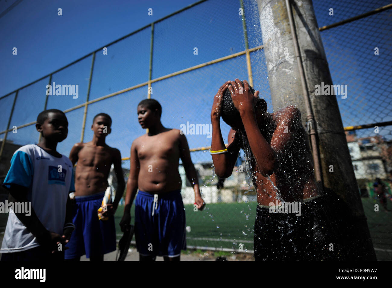 RIO DE JANEIRO, Brasile - 16 Maggio: i bambini che giocano a calcio in New Holland complesso di baraccopoli Mare Zona Nord della città. baraccopoli in Brasile, la maggior parte spesso in aree urbane. Il primo favelas o "lum' apparve nel tardo XIX secolo e sono state costruite dai soldati che non avevano nulla a vivere. Alcuni dei primi insediamenti furono chiamati bairros africanos (quartieri africani). Questo era il luogo in cui ex schiavi con n. di proprietà fondiaria e nessuna opzione per il lavoro vissuto. Nel corso degli anni molti ex schiavi neri spostato in. Foto di Fabio Teixeira / Pacific Stampa) Foto Stock