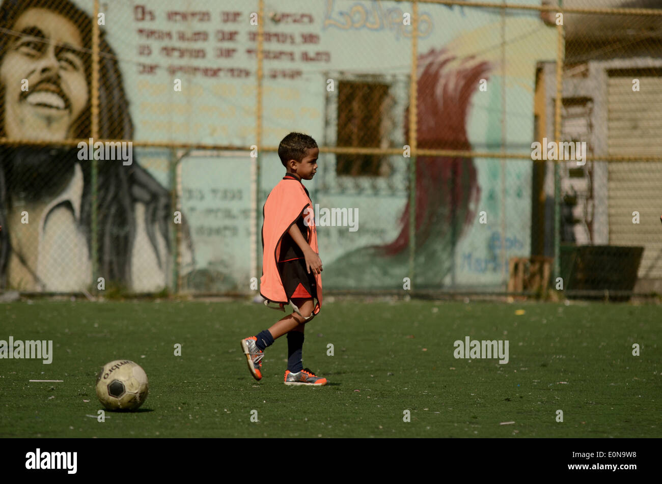 RIO DE JANEIRO, Brasile - 16 Maggio: i bambini che giocano a calcio in New Holland complesso di baraccopoli Mare Zona Nord della città. baraccopoli in Brasile, la maggior parte spesso in aree urbane. Il primo favelas o "lum' apparve nel tardo XIX secolo e sono state costruite dai soldati che non avevano nulla a vivere. Alcuni dei primi insediamenti furono chiamati bairros africanos (quartieri africani). Questo era il luogo in cui ex schiavi con n. di proprietà fondiaria e nessuna opzione per il lavoro vissuto. Nel corso degli anni molti ex schiavi neri spostato in. Foto di Fabio Teixeira / Pacific Stampa) Foto Stock