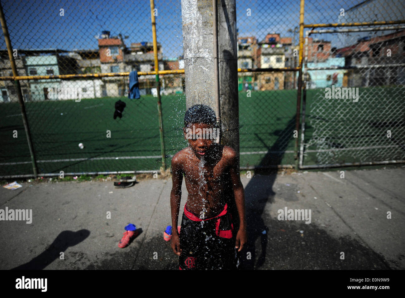 RIO DE JANEIRO, Brasile - 16 Maggio: i bambini che giocano a calcio in New Holland complesso di baraccopoli Mare Zona Nord della città. baraccopoli in Brasile, la maggior parte spesso in aree urbane. Il primo favelas o "lum' apparve nel tardo XIX secolo e sono state costruite dai soldati che non avevano nulla a vivere. Alcuni dei primi insediamenti furono chiamati bairros africanos (quartieri africani). Questo era il luogo in cui ex schiavi con n. di proprietà fondiaria e nessuna opzione per il lavoro vissuto. Nel corso degli anni molti ex schiavi neri spostato in. Foto di Fabio Teixeira / Pacific Stampa) Foto Stock