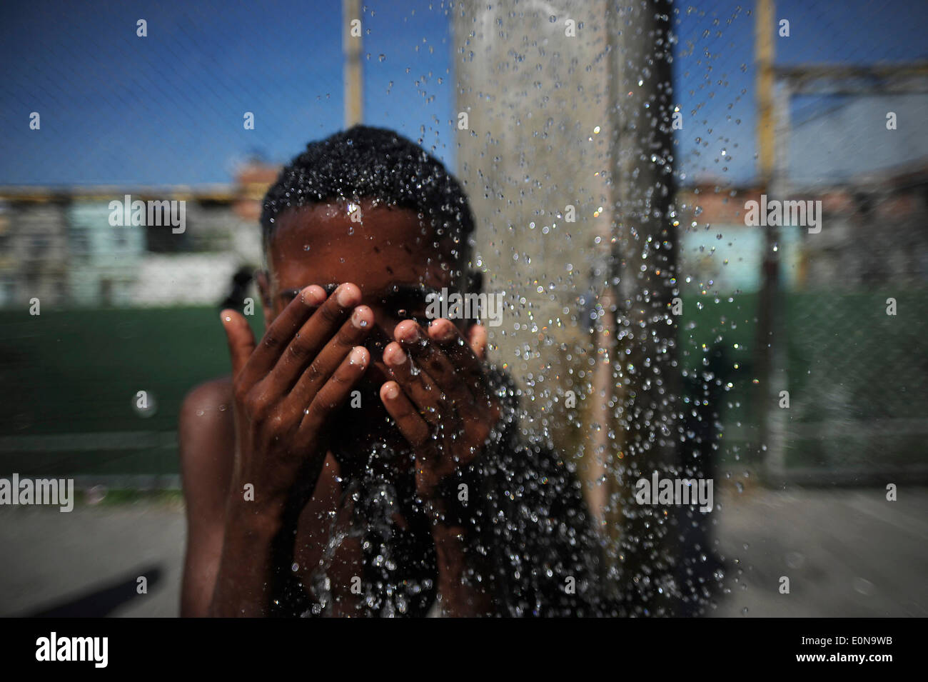 RIO DE JANEIRO, Brasile - 16 Maggio: i bambini che giocano a calcio in New Holland complesso di baraccopoli Mare Zona Nord della città. baraccopoli in Brasile, la maggior parte spesso in aree urbane. Il primo favelas o "lum' apparve nel tardo XIX secolo e sono state costruite dai soldati che non avevano nulla a vivere. Alcuni dei primi insediamenti furono chiamati bairros africanos (quartieri africani). Questo era il luogo in cui ex schiavi con n. di proprietà fondiaria e nessuna opzione per il lavoro vissuto. Nel corso degli anni molti ex schiavi neri spostato in. Foto di Fabio Teixeira / Pacific Stampa) Foto Stock
