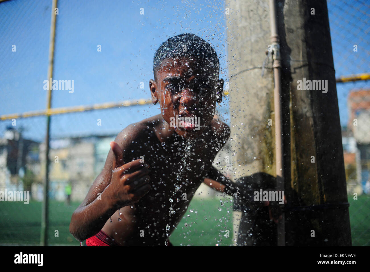 RIO DE JANEIRO, Brasile - 16 Maggio: i bambini che giocano a calcio in New Holland complesso di baraccopoli Mare Zona Nord della città. baraccopoli in Brasile, la maggior parte spesso in aree urbane. Il primo favelas o "lum' apparve nel tardo XIX secolo e sono state costruite dai soldati che non avevano nulla a vivere. Alcuni dei primi insediamenti furono chiamati bairros africanos (quartieri africani). Questo era il luogo in cui ex schiavi con n. di proprietà fondiaria e nessuna opzione per il lavoro vissuto. Nel corso degli anni molti ex schiavi neri spostato in. Foto di Fabio Teixeira / Pacific Stampa) Foto Stock