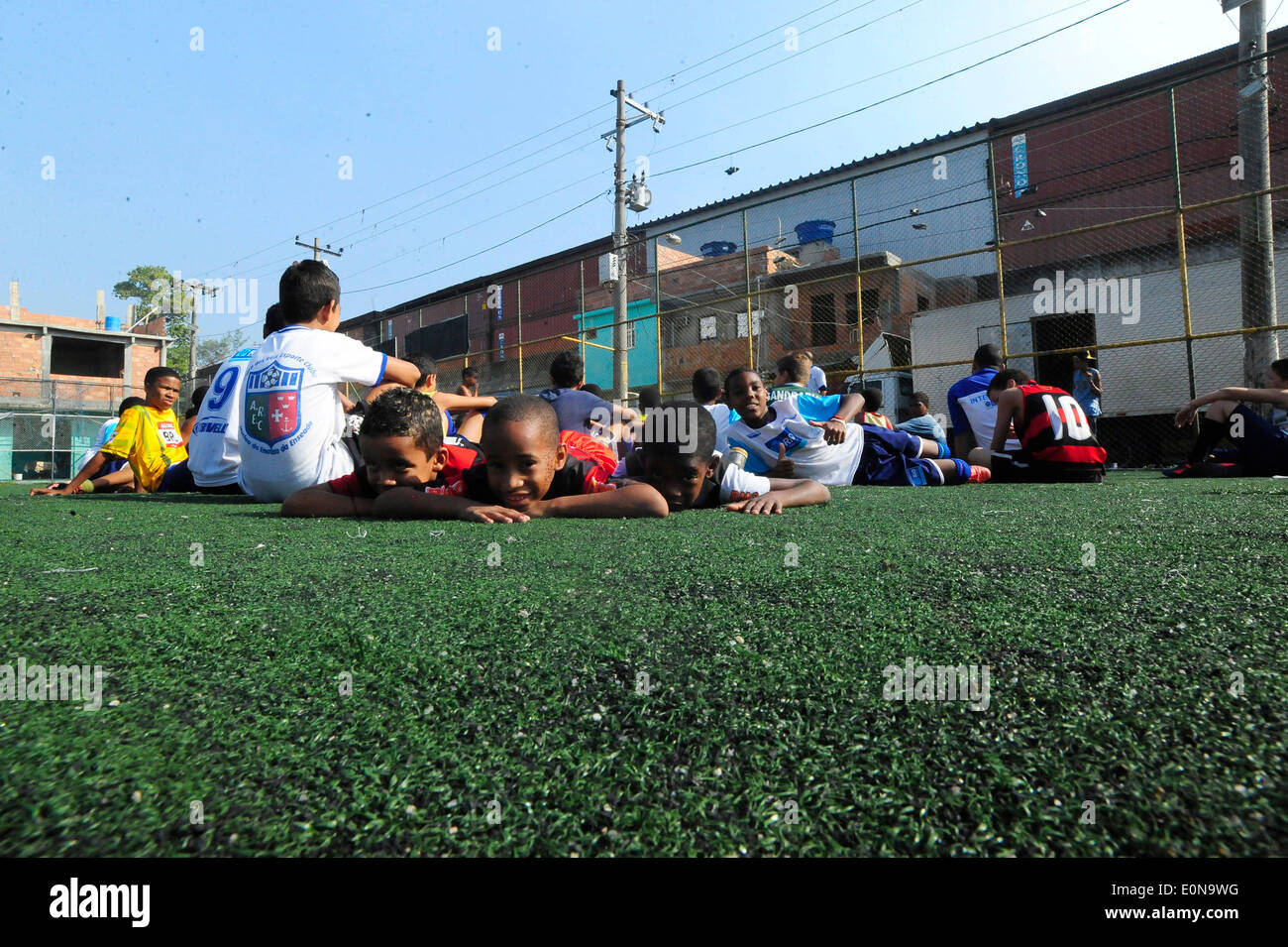 RIO DE JANEIRO, Brasile - 16 Maggio: i bambini che giocano a calcio in New Holland complesso di baraccopoli Mare Zona Nord della città. baraccopoli in Brasile, la maggior parte spesso in aree urbane. Il primo favelas o "lum' apparve nel tardo XIX secolo e sono state costruite dai soldati che non avevano nulla a vivere. Alcuni dei primi insediamenti furono chiamati bairros africanos (quartieri africani). Questo era il luogo in cui ex schiavi con n. di proprietà fondiaria e nessuna opzione per il lavoro vissuto. Nel corso degli anni molti ex schiavi neri spostato in. Foto di Fabio Teixeira / Pacific Stampa) Foto Stock