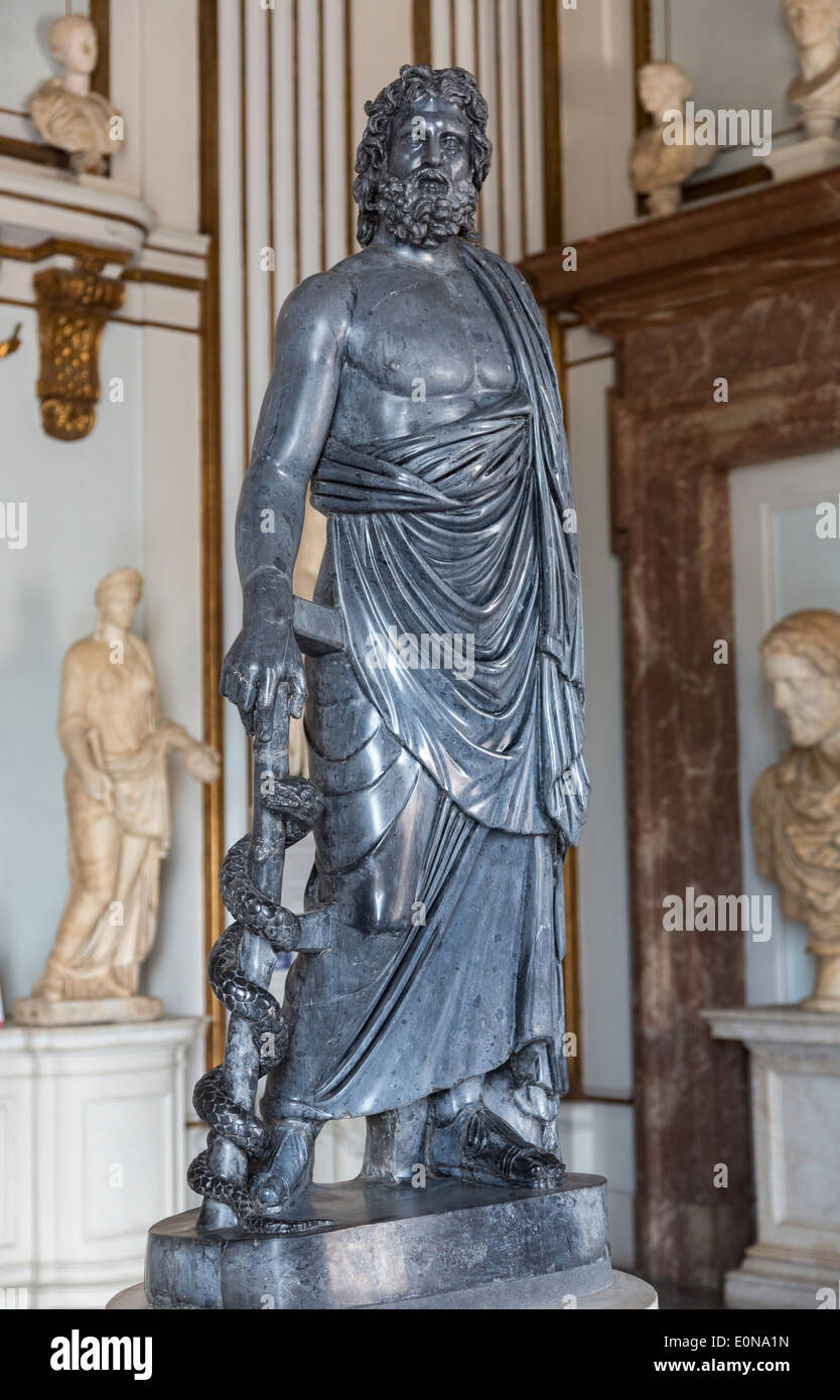 Il dio della medicina Asclepio (Asklepio), II secolo D.C. CE dopo un originale greco, Musei Capitolini di Roma, Italia Foto Stock
